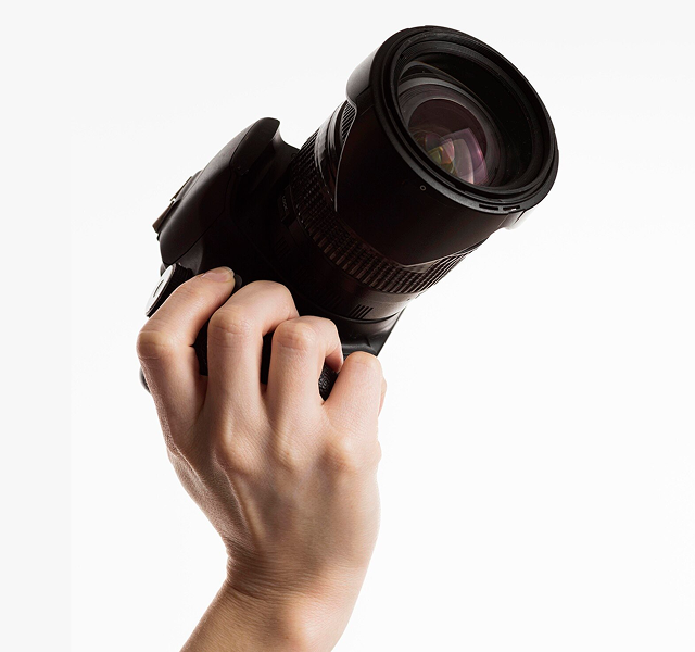 cámara sostenida en un fondo blanco