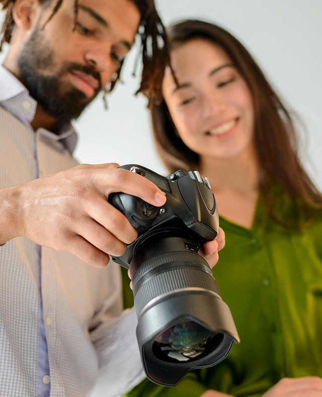 dos personas viendo fotos en una cámara