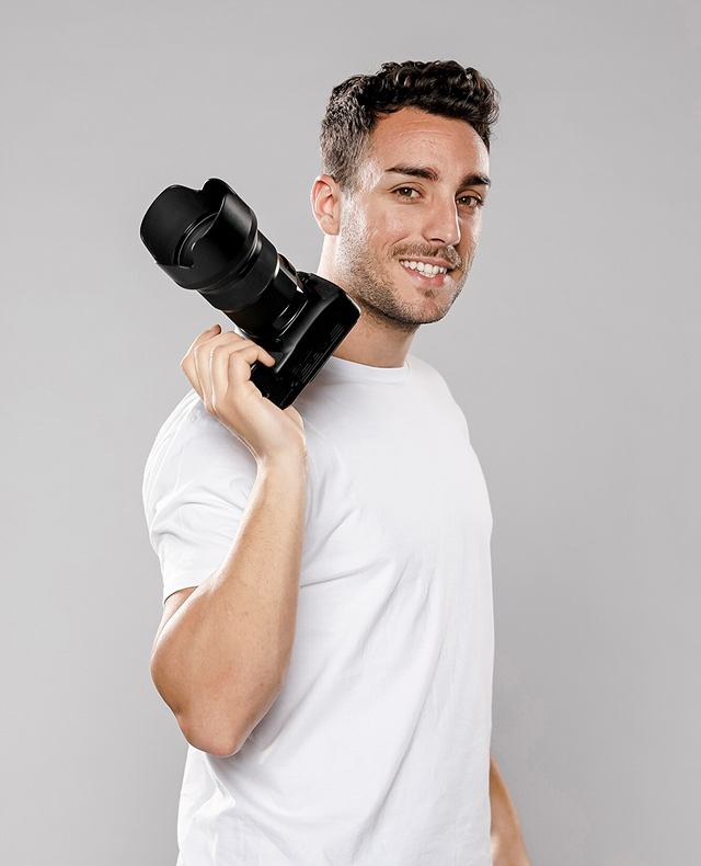 fotógrafo posando con su cámara en la mano