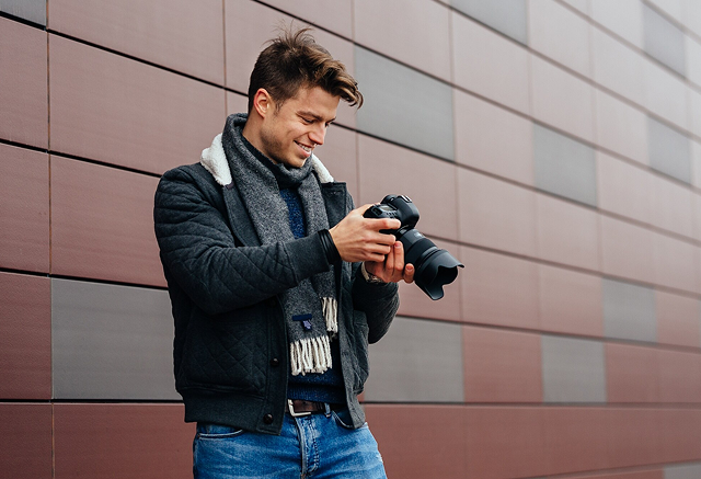 fotógrafo viendo las fotos en su cámara