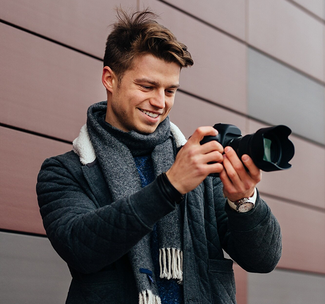 fotógrafo viendo la cámara