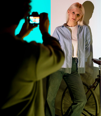 modelo femenina, posando para una cámara