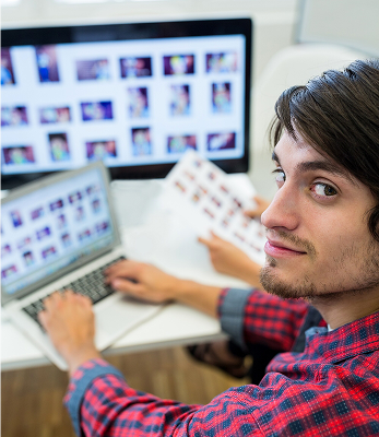 persona viendo una galería de fotos en el computador