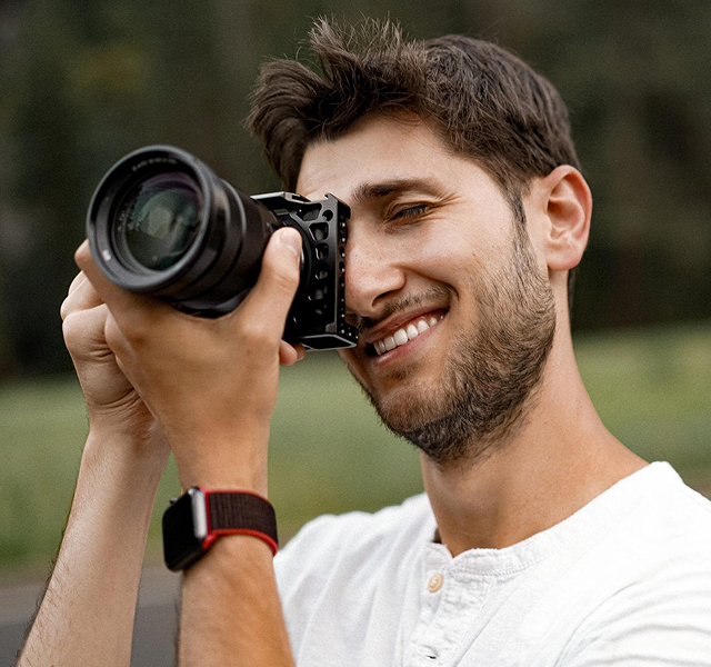 hombre sonriendo mientras toma una fotografía